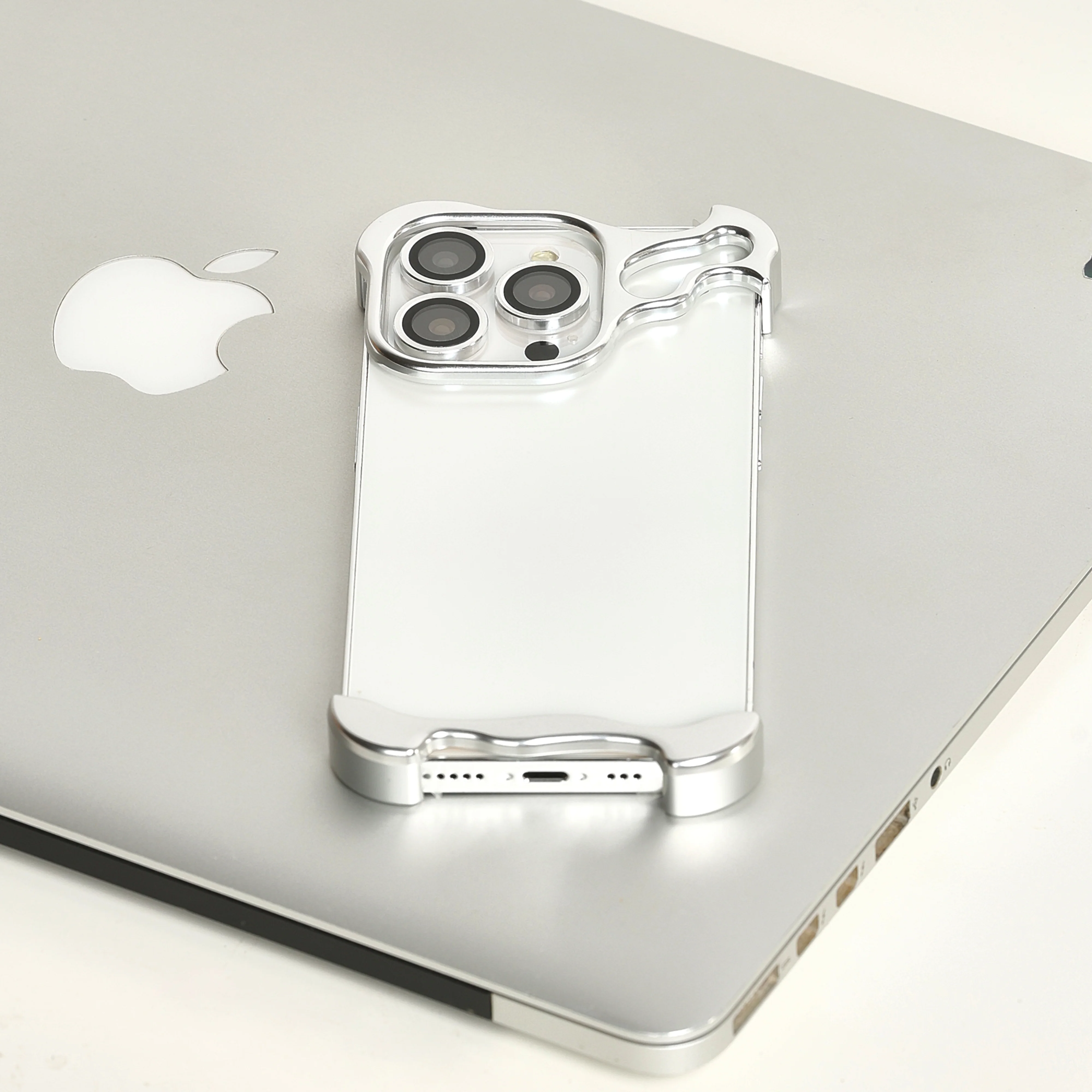 Minimilistic Alloy Bumber Silver Frame With Camera Ring - Image 6